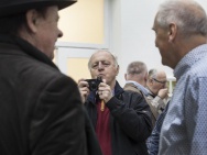 thmb-fotograf-josef-louda-ma-pred-aparatem-sklarskeho-vytvarnika-jiriho-suhajka-a-davida-vavru-4731.jpg