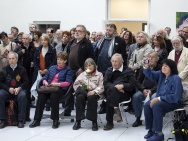 thmb-zleva-sedici-zeny-pani-doris-pokorna-dana-nemcova-pan-svatopluk-karasek-olaf-hanel-za-nim-ivan-m-havel-5707.jpg