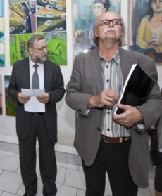 vystavu-uvedl-reditel-galerie-josef-achrer-v-pozadi-reditel-skoly-mgr-pavel-kovarik-1124.jpg