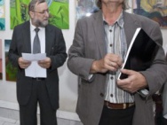 thmb-vystavu-uvedl-reditel-galerie-josef-achrer-v-pozadi-reditel-skoly-mgr-pavel-kovarik-1124.jpg