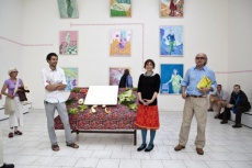 zleva-vojtech-janyska-kuratorka-vystavy-lucie-siklova-a-reditel-galerie-josef-achrer-1257.jpg